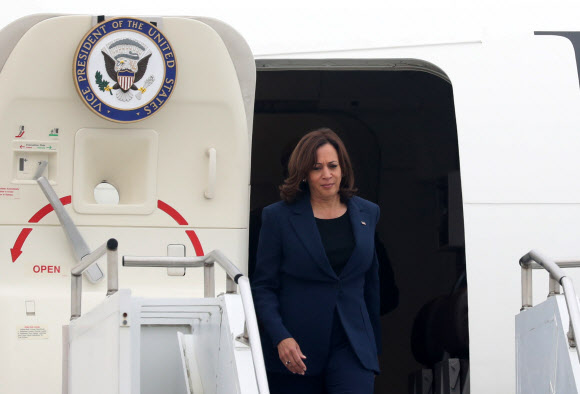 오산공군기지 도착한 카멀라 해리스 미국 부통령