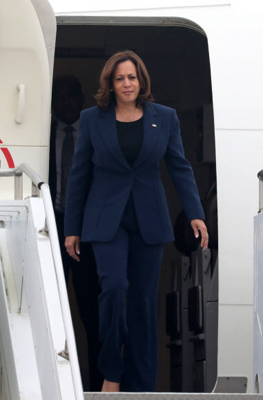 오산공군기지 도착한 카멀라 해리스 미국 부통령