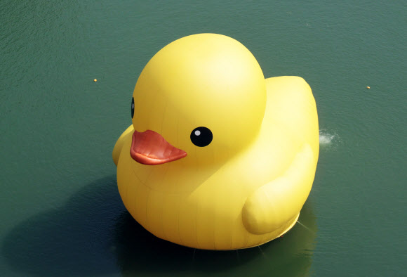 29일 오전 서울 송파구 석촌호수 동호에 러버덕이 설치돼 있다. 2014년 이후 8년 만에 다시 돌아온 러버덕은 플로렌타인 호프만 작가가 제작한 작품으로 10월 31일까지 전시된다. 2022.9.29  연합뉴스