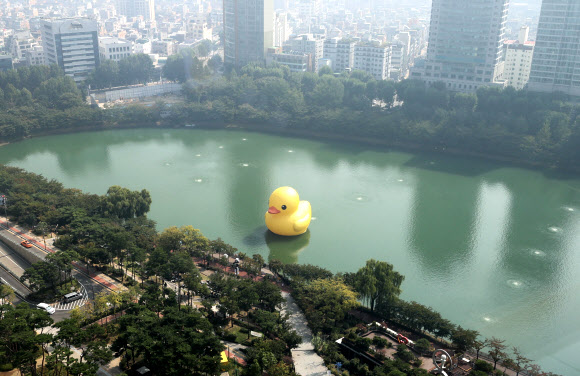29일 오전 서울 송파구 석촌호수 동호에 러버덕이 설치돼 있다. 2014년 이후 8년 만에 다시 돌아온 러버덕은 플로렌타인 호프만 작가가 제작한 작품으로 10월 31일까지 전시된다. 2022.9.29  연합뉴스