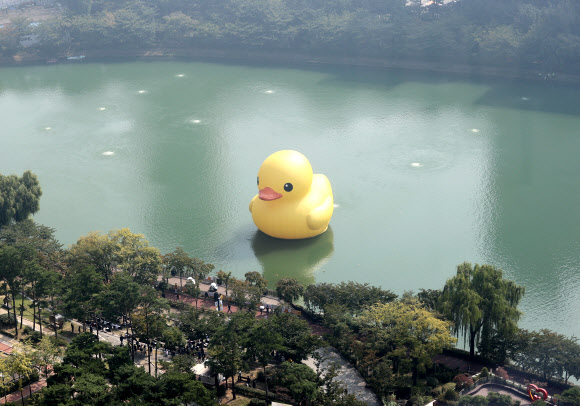 29일 오전 서울 송파구 석촌호수 동호에 러버덕이 설치돼 있다. 2014년 이후 8년 만에 다시 돌아온 러버덕은 플로렌타인 호프만 작가가 제작한 작품으로 10월 31일까지 전시된다. 2022.9.29  연합뉴스