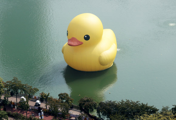 29일 오전 서울 송파구 석촌호수 동호에 러버덕이 설치돼 있다. 2014년 이후 8년 만에 다시 돌아온 러버덕은 플로렌타인 호프만 작가가 제작한 작품으로 10월 31일까지 전시된다. 2022.9.29  연합뉴스