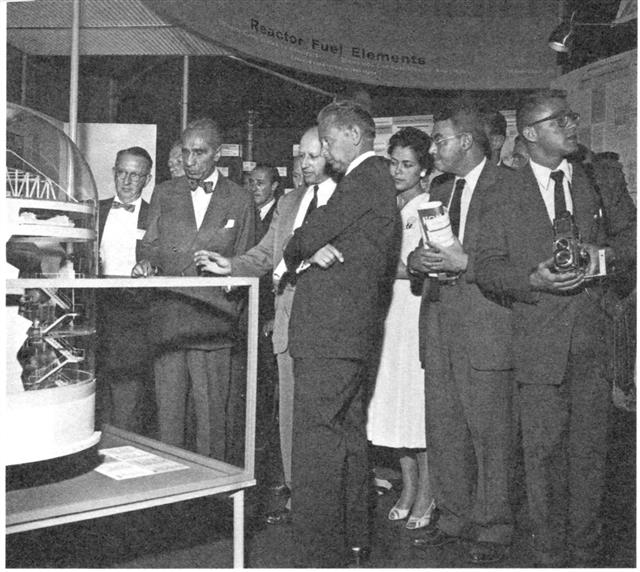 1955년 스위스 제네바에서 열린 ‘원자력의 평화적 이용을 위한 국제 학술대회’ 개막식. 참석자들이 미국의 실험용 비등수형 원자로 모형을 보고 있다.  유엔 제공
