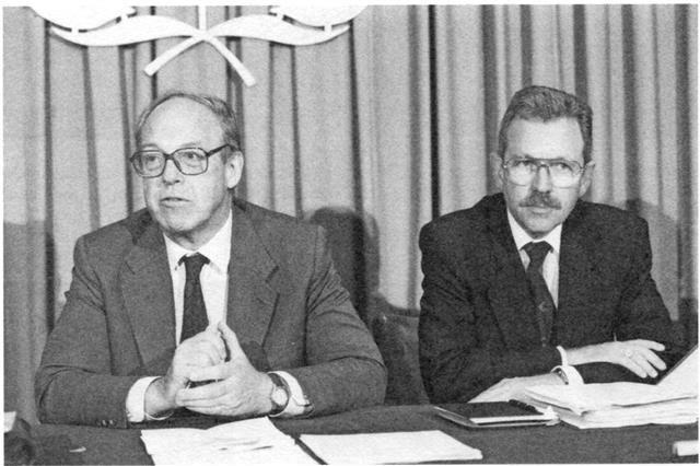 1991년 한스 블릭스(왼쪽) IAEA 사무총장이 이라크의 핵 능력을 평가하고 있다. 유엔 제공