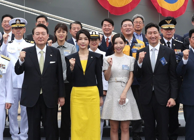 정조대왕함 진수식에 참석한 윤석열 대통령(왼쪽부터), 부인 김건희 여사, 정현선씨, 정기선 HD현대 사장. 대통령실 제공