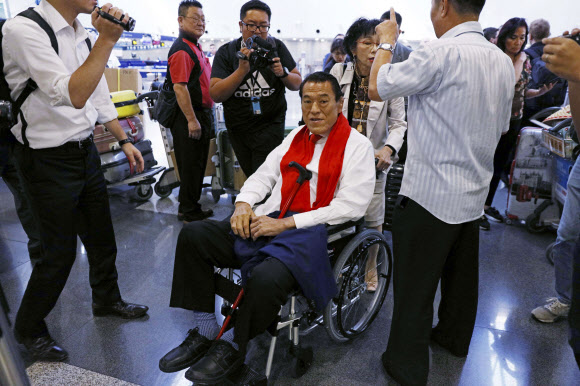 1일 세상을 떠난 일본 레슬링계의 대부 안토니오 이노키가 2018년 9월 7일 북한으로 떠나는 여객기 환승을 위해 홍콩 공항에서 휠체어에 앉은 채로 이동하고 있다. AP 자료사진 연합뉴스 