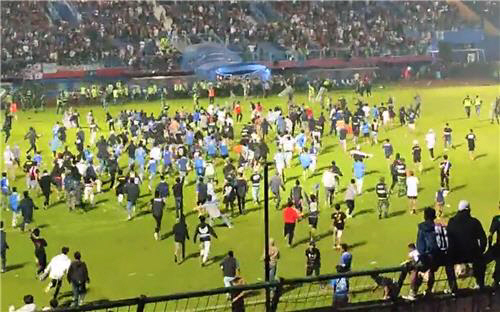 1일(현지시간) 인도네시아 동부 자바에서 축구 경기 도중 발생한 폭동으로 최소 129명 이상이 숨졌다. 트위터 캡처