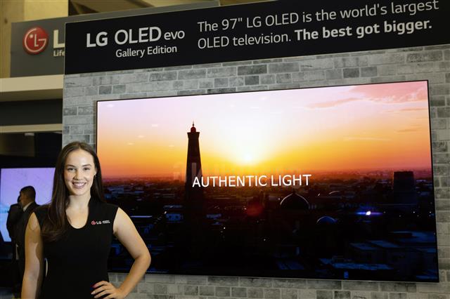 LG전자 모델이 지난달 29일(현지시간) 미국 텍사스주 댈러스에서 개막한 CEDIA 2022 현장에서 북미 시장에 출시된 97형 올레드 TV를 소개하고 있다. LG전자 제공
