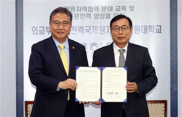 박진 외교부 장관(왼쪽). 뉴스1