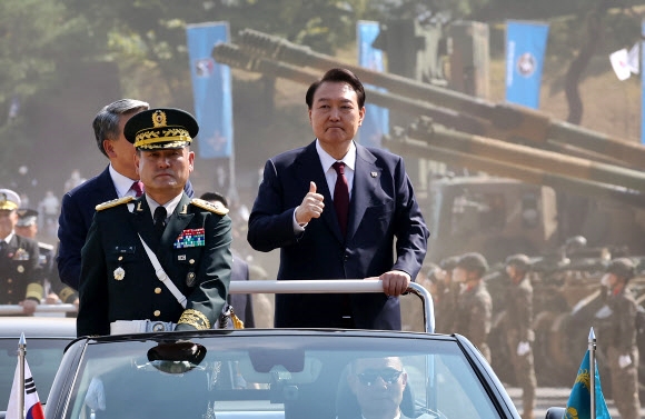 윤석열 대통령이 1일 충남 계룡대 대연병장에서 열린 건군 ‘제74주년 국군의 날’ 기념식에서 열병하고 있다. 연합뉴스