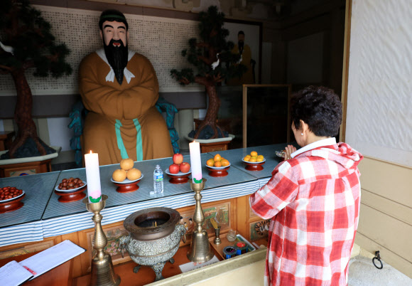 개천절 단군성전 찾은 시민