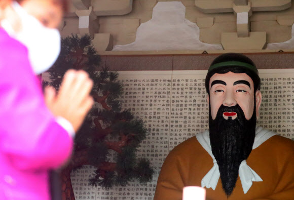 제4354주년 개천절인 3일 오후 서울 종로구 단군성전을 찾은 시민이 단군상을 참배하고 있다. 2022.10.03. 뉴시스