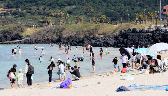 늦더위 제주 해수욕장 북적거려