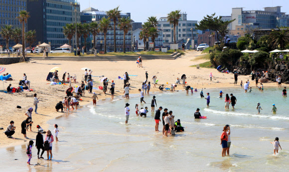 늦더위 제주 해수욕장 북적거려