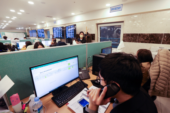 지난해 서울의 한 코로나19 생활치료센터 상담실에서 직원들이 업무를 보고있다. 서울신문 DB