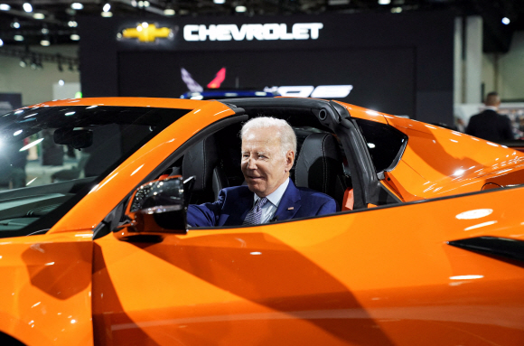 조 바이든 미국 대통령이 미국 미시간주 디트로이트에서 열린 오토쇼에서 쉐보레 차량을 시승하는 모습. 바이든 행정부는 인플레이션감축법(IRA) 등 노골적인 ‘아메리카 퍼스트’ 전략을 강화하고 있다. 디트로이트 로이터 연합뉴스