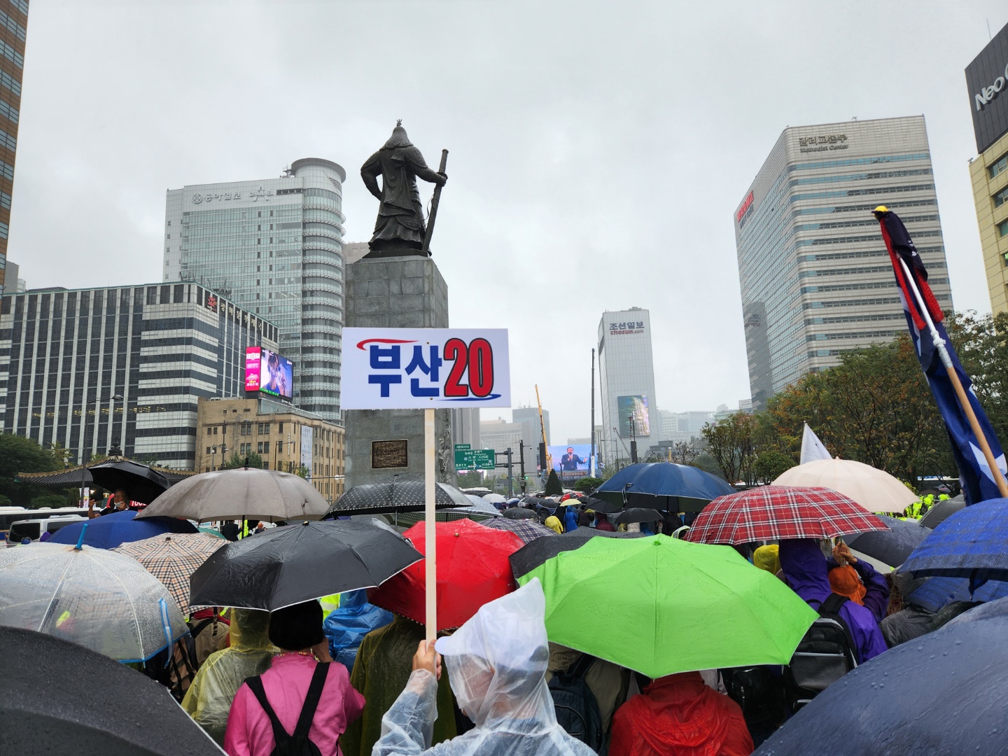 전광훈 사랑제일교회 목사가 이끄는 자유통일당의 ‘자유통일을 위한 천만서명 국민대회’가 열린 3일 오후 서울 종로구 광화문 광장에 집회 참가자들이 우산을 쓰고 모여있다. 곽소영 기자