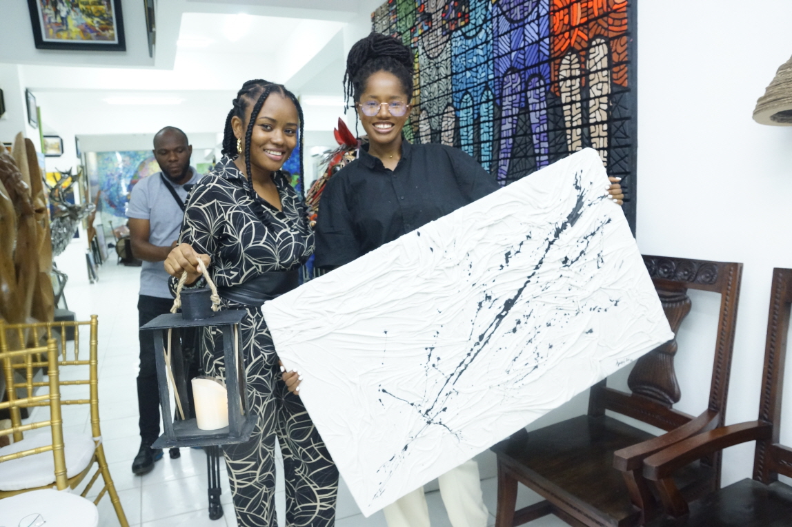 LG전자가 나이지리아 니케 미술관에서 진행 중인 친환경 전시회에서 참여 작가들이 자신의 작품을 소개하고 있다. LG전자 제공