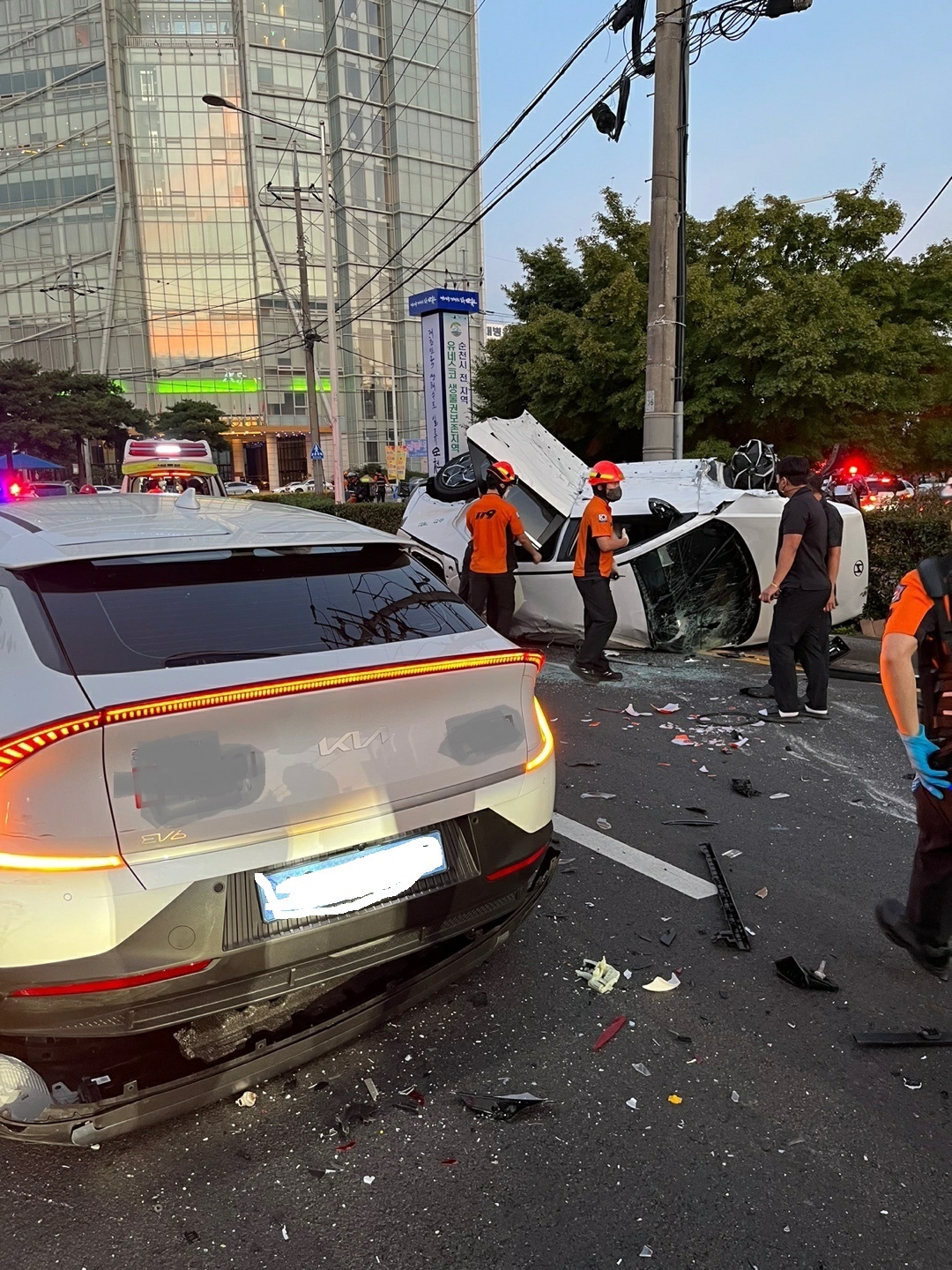 차량 13중 추돌 사고후 조수석쪽으로 넘어진 후 멈춰선 현대 아이오닉 5 SUV 전기차 택시. 가속 상태에서 450m를 질주한 운전기사는 급발진 사고를 주장하고 있다. 독자 제공. 