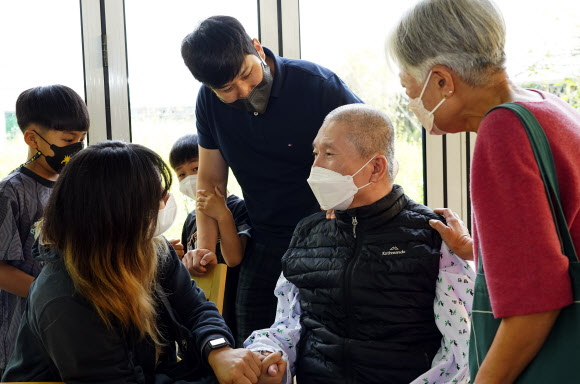 3년 만에 대면 면회하는 가족