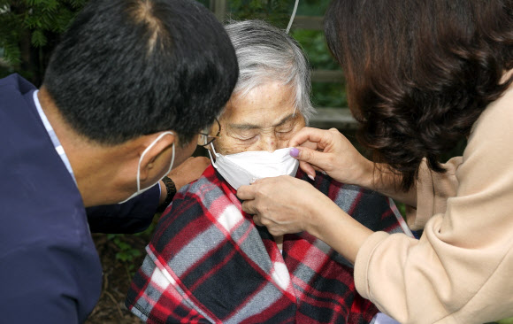 대면 면회 첫날…애틋한 가족