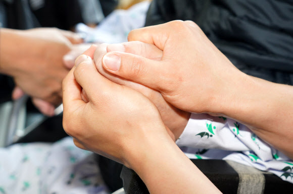 다시 맞잡은 두 손