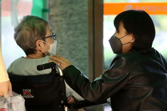 대면 면회 시작된 요양병원