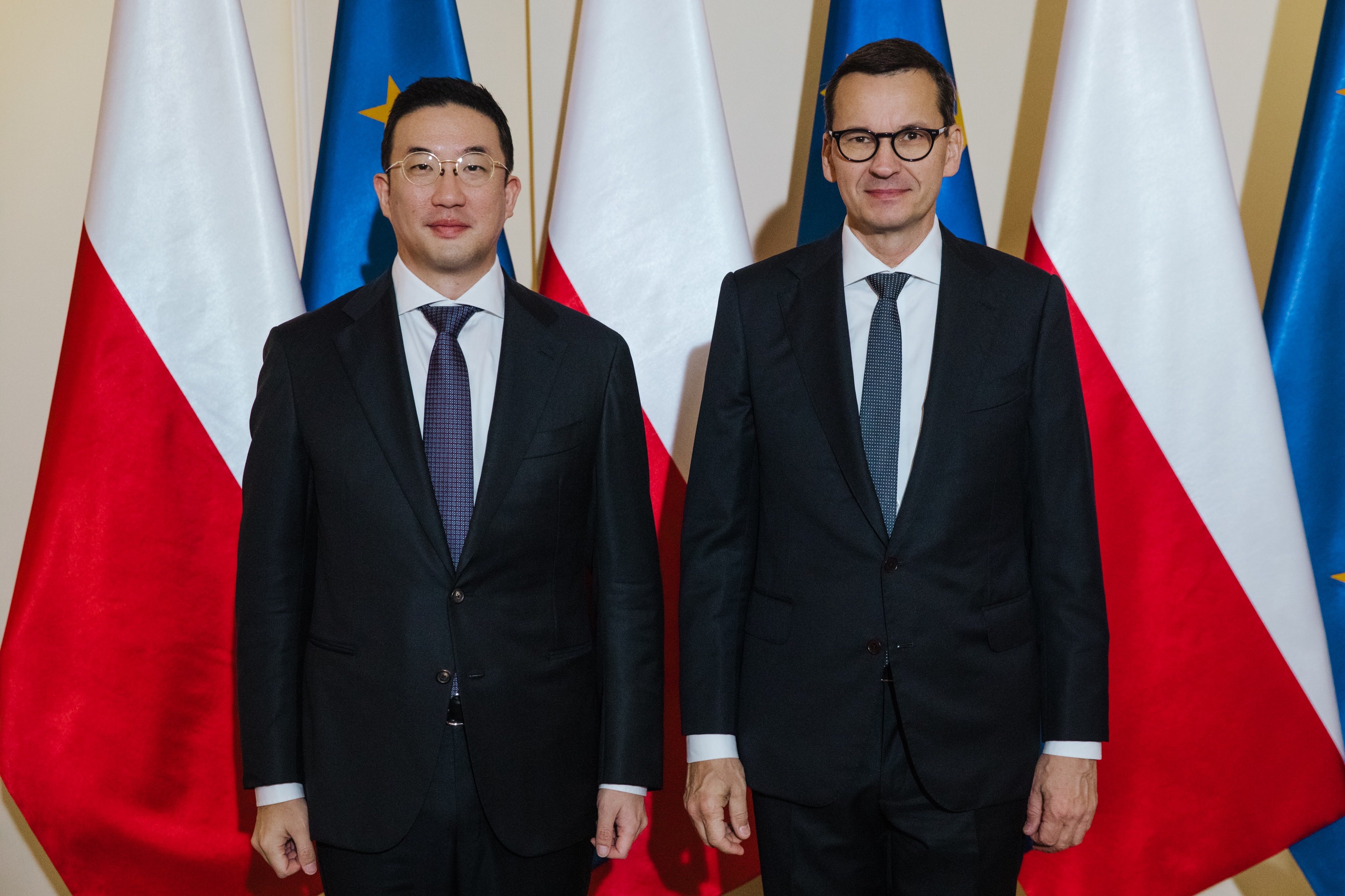 3일(현지시간) 구광모(왼쪽) LG 회장이 폴란드 바르샤바 총리실에서 마테우슈 모라비에츠키 폴란드 총리를 예방하고 기념촬영을 하고 있다. LG 제공