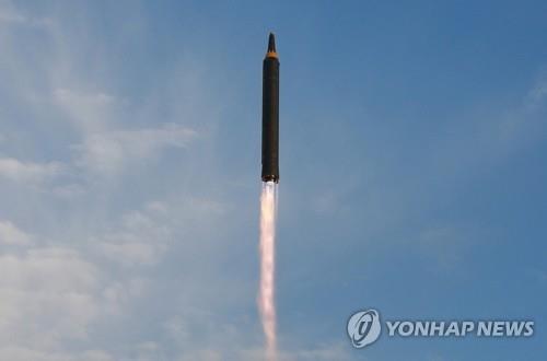 중장거리 탄도미사일 ‘화성-12형’ / 조선중앙통신. 연합뉴스 자료사진