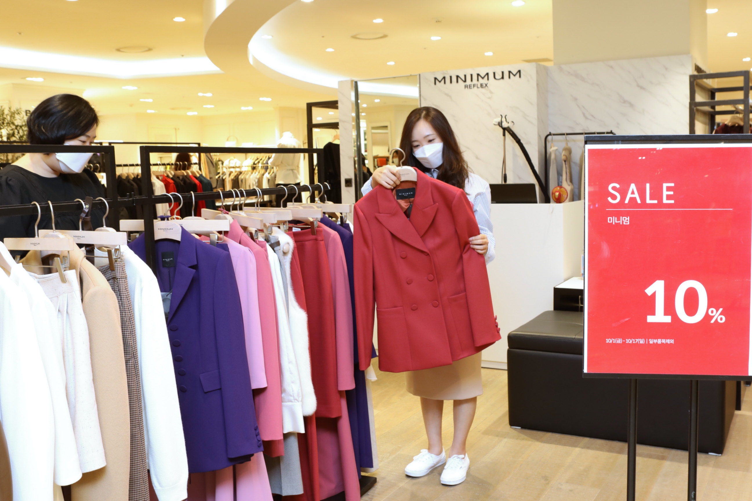 가을 정기 세일이 한창이 서울의 한 백화점에서 자켓을 살펴보고 있는 고객. 롯데백화점 제공