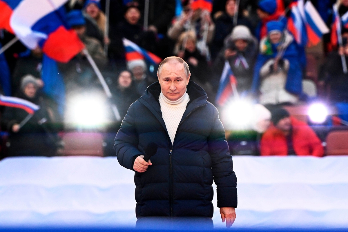 푸틴 러시아 대통령이 지난 3월 크림반도 병합 8주년 기념 행사에 입고 등장한 로로피아나 패딩과 키튼 목 폴라. 두 제품은 각각 1600만원, 380만원 상당의 고가로 알려졌다.