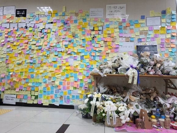 ‘신당역 스토킹 살해 사건’이 일어났던 서울 중구 신당역 내 화장실 입구에 피해자를 추모하는 포스트잇이 붙어있다. 이슬기 기자