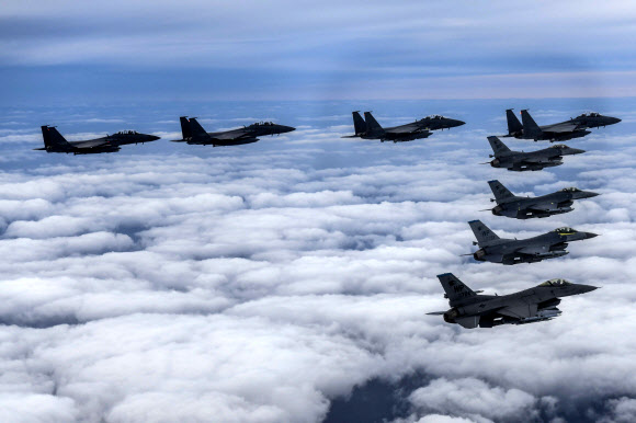 북한이 4일 일본 열도를 넘어간 중거리 탄도미사일(IRBM) 1발을 발사한 것에 대응해 한미 군 당국은 도발 10시간 만에 F-15K와 F-16 전투기를 투입해 공격편대군 비행을 하고 있다. 이날 훈련에서 대북 경고메시지로 공대지 합동직격탄(JDAM)을 투하하는 정밀폭격도 했다. 2022.10.04 합참 제공