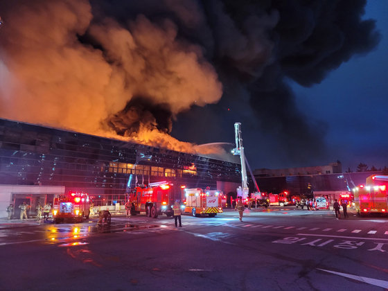 4일 오후 5시 25분쯤 경북 구미시 4공단에 있는 공장건물에서 발생한 불이 14시간 만인  5일 오전 7시 16분쯤 진화됐다.. 경북소방본부제공