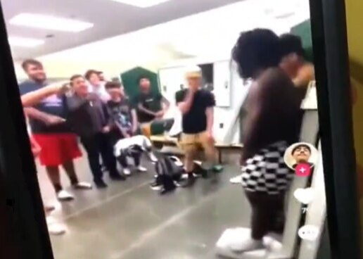 미국의 한 고등학교 미식축구팀 선수들이 흑인 학생들을 놓고 ‘노예 경매 놀이’를 하는 영상이 공개돼 논란이다. 트위터 캡처