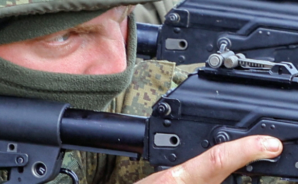 러시아 징집병이 2022년 10월 4일 러시아 남부 로스토프-온-돈 지역의 지상 훈련장에서 폐쇄형 가늠자가 달린 러시아의 최신형 AK-12소총을 든채 사격훈련을 하고 있다. 2022.10.5  REUTERS/Alexander Ermochenko