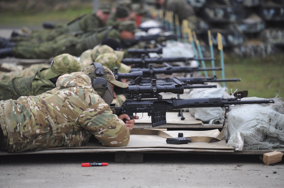 2022년 10월 4일 화요일 러시아 남부 로스토프-온-돈 지역의 사격장에서 징집된 병사들이 군사 훈련 중 사격훈련을 하고 있다. 2022.10.5 (AP Photo)