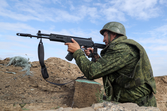 2022년 10월 4일 화요일 러시아 남부 로스토프-온-돈 지역의 사격장에서 징집된 병사들이 군사 훈련 중 사격훈련을 하고 있다. 2022.10.5 Dmitry Akhmadullin/TASS