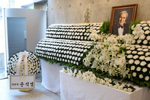 대통령 화환 놓인 김동길 명예교수 빈소