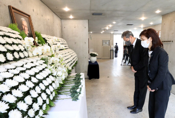 조문하는 노소영 관장과 노재헌 이사장