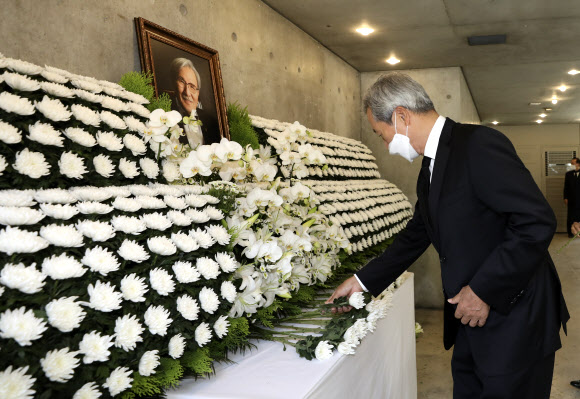 정몽준 이사장, 김동길 명예교수 조문