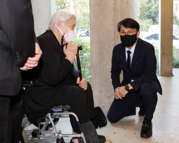 김동길 명예교수 조문하는 윤상현