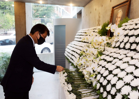 김동길 명예교수 조문하는 윤상현