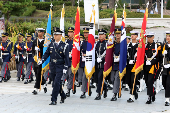 입장하는 국방부 의장대