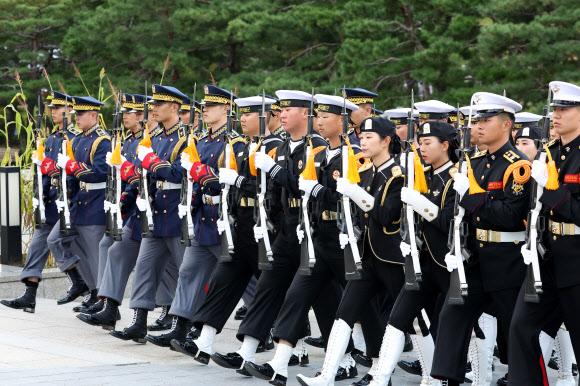 멋지게 입장하는 국방부 의장대대