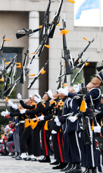공연하는 국방부 의장대대