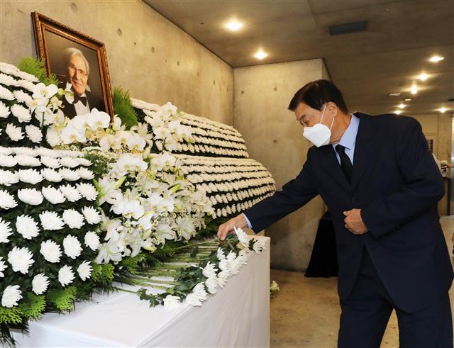 김동길 빈소 조문하는 강창희 전 국회의장