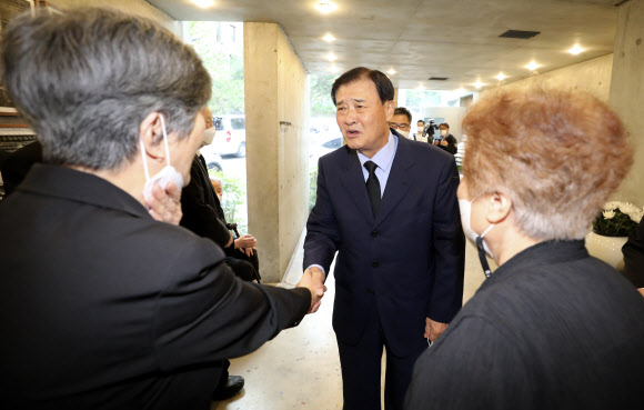 유가족과 인사하는 강창희 전 국회의장