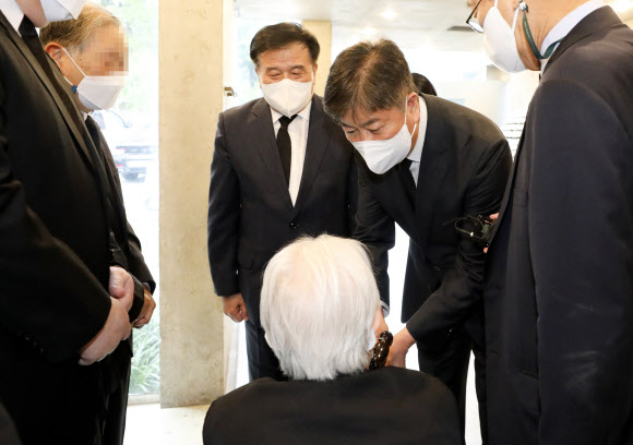 유가족들과 인사하는 김대기 비서실장