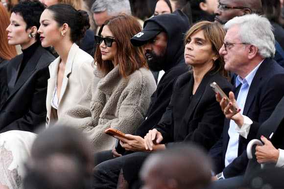 미국의 래퍼 겸 사업가 칸예 웨스트(Ye·오른쪽 세 번째)가 프랑스 파리에서 열린  지방시 2023 S/S 패션쇼에 참석하고 있다. 2022.10.2 AFP 연합뉴스